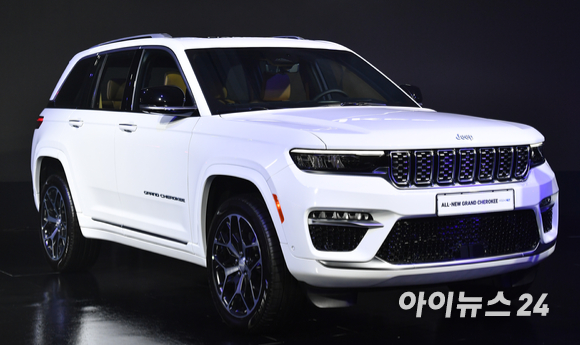 지프(JEEP)가 7일 오전 서울 광진구 광장동 그랜드 워커힐 호텔에서 플래그십 SUV '올 뉴 그랜드 체로키 & 올 뉴 그랜드 체로키 4xe'를 공개하고 있다. [사진=김성진 기자]