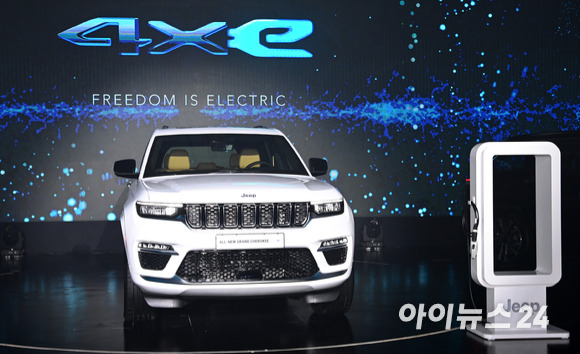 지프(JEEP)가 7일 오전 서울 광진구 광장동 그랜드 워커힐 호텔에서 플래그십 SUV '올 뉴 그랜드 체로키 & 올 뉴 그랜드 체로키 4xe'를 공개하고 있다. [사진=김성진 기자]