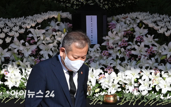 이상민 행정안전부 장관이 지난 10월 31일 오전 서울광장에 마련된 이태원 사고 사망자 합동분향소를 찾아 희생자들을 추모한 후 이동하고 있다. [사진=김성진 기자]