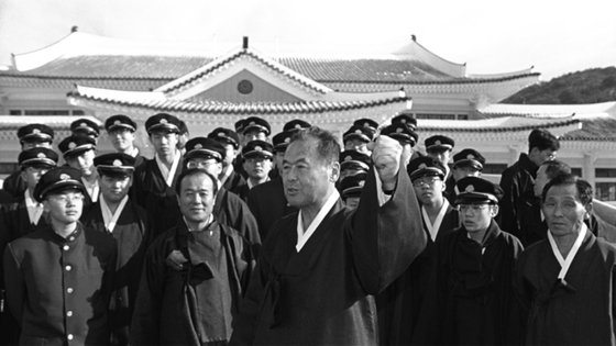 영재교육을 표방하는 기숙학교로 설립한 민족사관고등학교의 개교 당시 모습. 민사고 제공