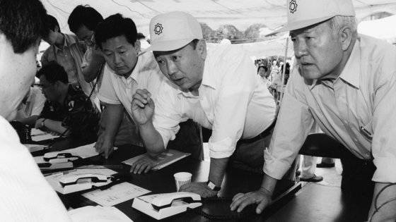 1995년 6월 삼풍백화점 붕괴 사고 후 구조 작업 계획 회의를 하고 있는 조순 당시 서울시장(오른쪽). 중앙포토