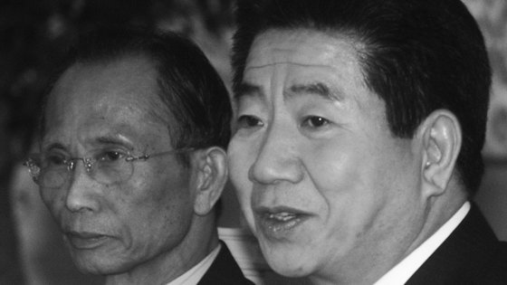 생전의 한승헌 변호사(왼쪽)와 노무현 대통령. 중앙포토