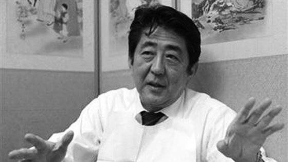 아베 전 총리가 도쿄 시부야쿠의 한국식당 '카레아'에서 식사를 하고 있는 모습