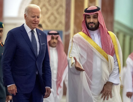 지난 7월 조 바이든 미 대통령이 사우디를 방문해 빈 살만 왕세자와 만나는 모습. AP=연합뉴스