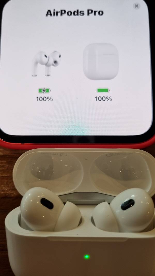 에어팟 프로 2세대와 연결될 스마트폰 화면(위). 에어팟 충전 상태를 한 눈에 볼 수 있다. 정옥재 기자