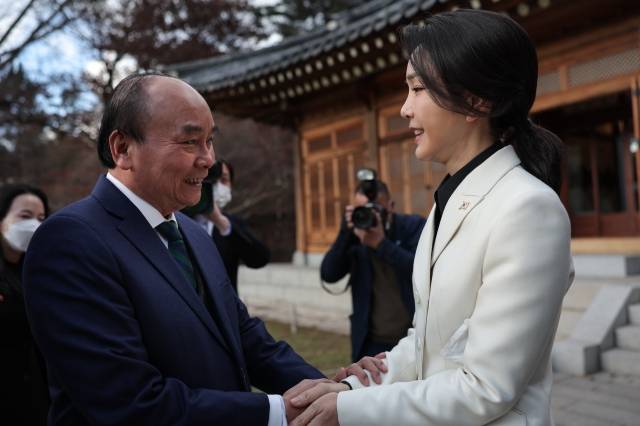 김건희 여사가 6일 오후 청와대 상춘재에서 응우옌 쑤언 푹 베트남 국가주석과 차담을 하기 앞서 악수하고 있다. 대통령실 제공