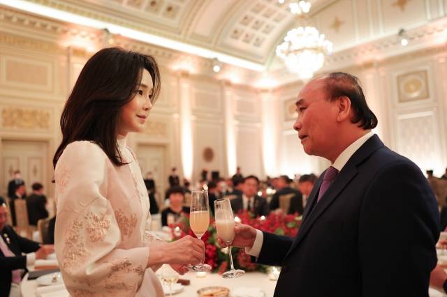 김건희 여사와 응우옌 쑤언 푹 베트남 국가주석이 5일 청와대 영빈관에서 열린 국빈만찬에서 건배하고 있다. 대통령실 제공