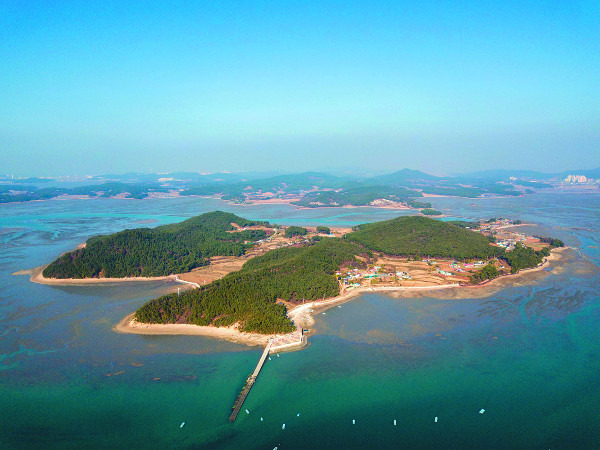 웅도항 공중에서 내려다본 웅도 전경.
