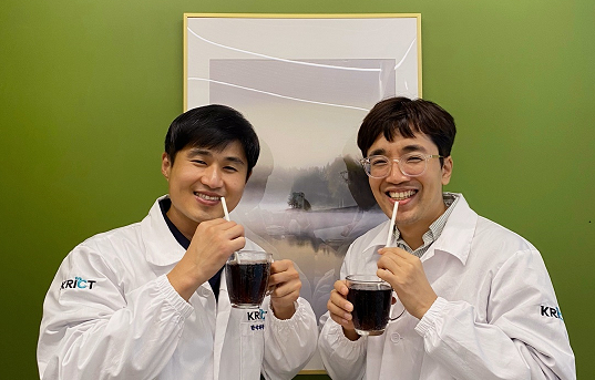 100% 생분해되면서 쉽게 눅눅해지지 않는 친환경 종이 빨대를 개발한 한국화학연구원의 오동엽(오른쪽) 책임연구원과 곽호정 박사후연구원. 한국화학연구원 제공