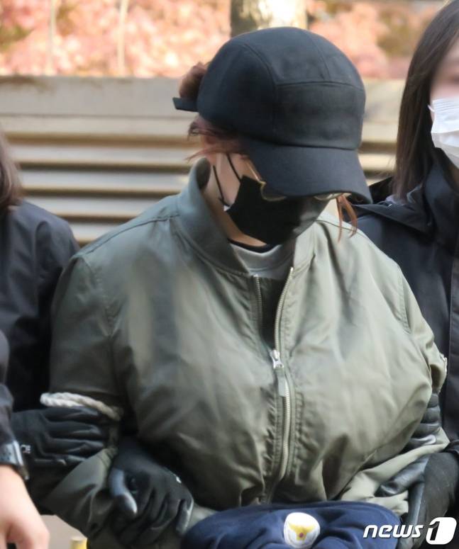 사망보험금을 노리고 화학 액체를 먹여 모친을 살해한 혐의를 받는 30대 여성이 영장실질심사를 받기 위해 인천지법으로 들어서고 있다./사진=뉴스1