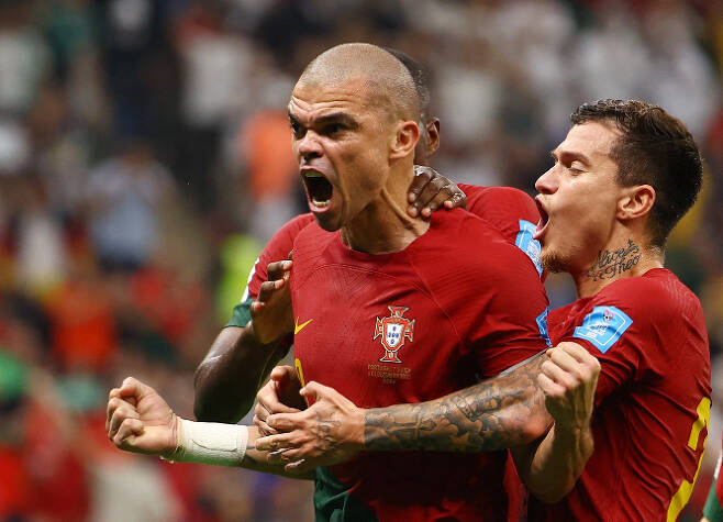 페페가 월드컵 토너먼트 사상 최고령 득점자가 됐다. 사진은 7일(한국시각) 포르투갈의 페페가 득점에 성공한 후 세리머니하는 모습. /사진=로이터