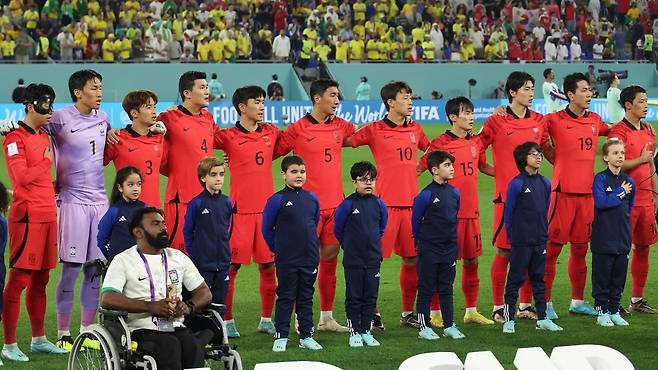 6일(한국시간) 카타르 도하 974 스타디움에서 열린 2022 카타르 월드컵 16강전 대한민국과 브라질의 경기에 임하는 대한민국 대표팀 선수들 [연합]