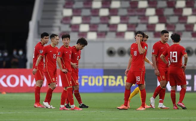 지난해 9월 카타르 월드컵 아시아지역 최종예선 B조 1차전에서 호주에게 3대0으로 패한 중국 국가대표팀이 낙담한 표정을 짓고 있다. [로이터]