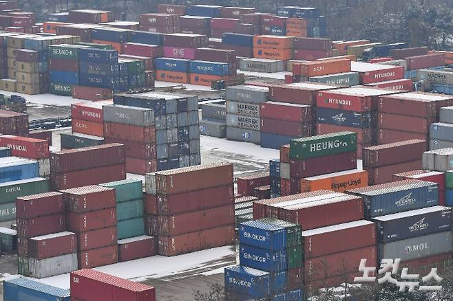 화물연대 파업 13일째인 6일 경기도 의왕시 내륙컨테이너기지(ICD)에 컨테이너들이 쌓여있다. 류영주 기자