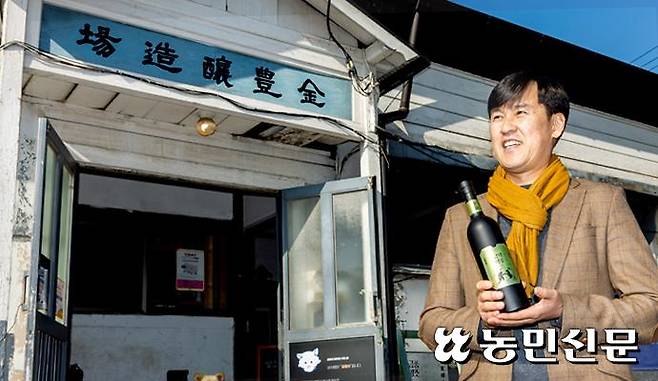 3대인 양태석 대표가 양조장 앞에서 환하게 웃고 있다.