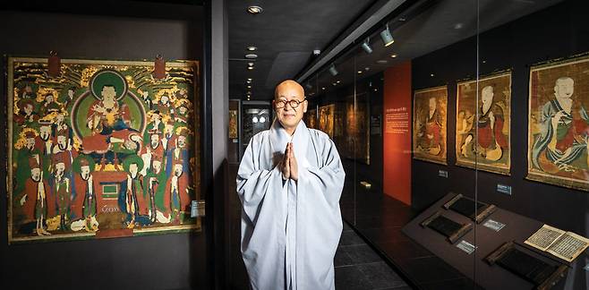 묘적사 주지를 맡고 있는 미등 스님은 우리나라 불교문화재의 권위자로 손꼽힌다.