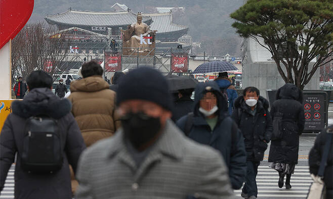 지난 6일 서울 광화문네거리에서 시민들이 횡단보도를 건너고 있다. 연합뉴스