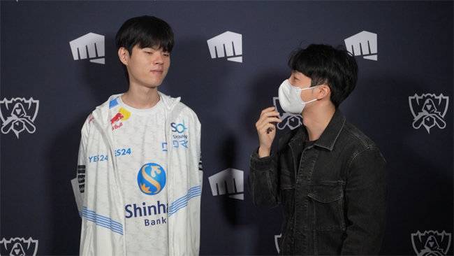 온라인 게임 ‘리그 오브 레전드(LOL)’ 월드 챔피언십 DRX팀 주장 김혁규 선수(왼쪽·게임명 ‘데프트’)를 인터뷰하는 문대찬 기자. [’쿡깸/큐키뉴스게임‘ 유튜브 채널 캡처]