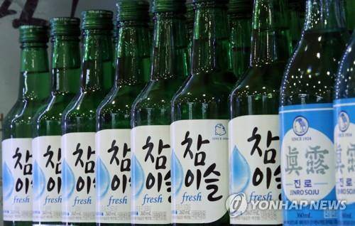 한 대형마트 주류 코너에 대형매장용 소주가 진열돼 있다. [연합뉴스 자료사진]