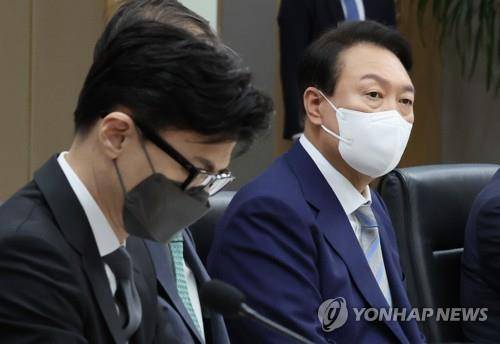 국무회의를 주재하는 윤석열 대통령  (세종=연합뉴스) 서명곤 기자 = 윤석열 대통령이 지난 5월 26일 오전 세종시 정부세종청사에서 열린 국무회의에서 발언을 하고 있다.  왼쪽은 한동훈 법무부 장관.   2022.5.26
    seephoto@yna.co.kr