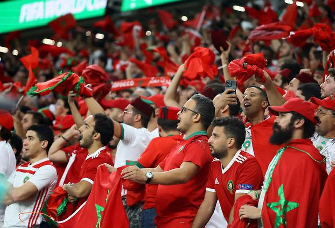 스페인과 16강전에서 모로코를 응원하는 모로코 팬들(사진=AFPBBNews)
