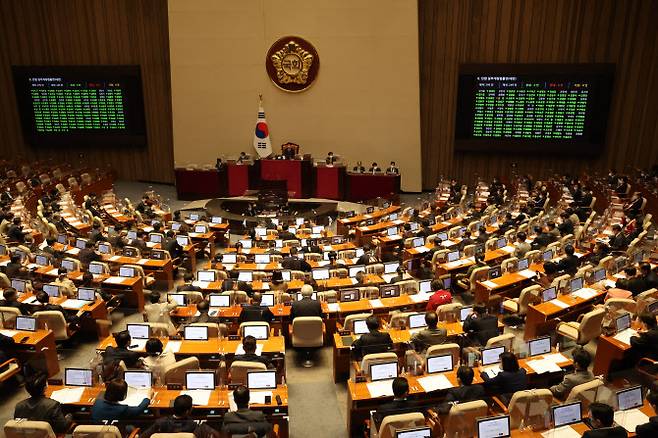 8일 국회에서 열린 본회의에서 각종 법안이 통과되고 있다. (사진=연합뉴스)