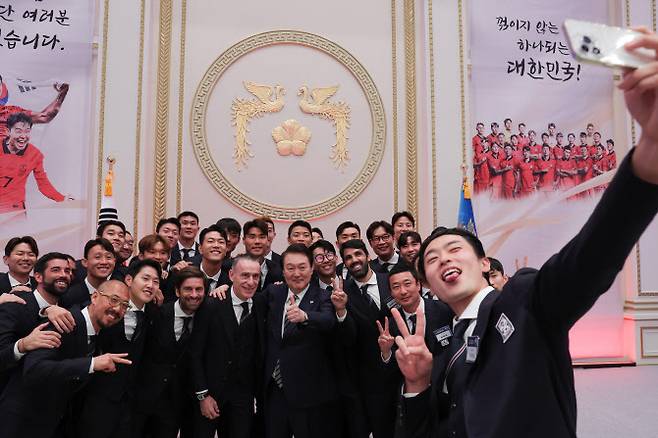 윤석열 대통령이 8일 오후 청와대 영빈관에서 열린 카타르 월드컵 축구 국가대표팀 환영 만찬에서 파울루 벤투 감독을 비롯한 코칭스태프 및 선수들과 셀카를 찍고 있다 (사진=대통령실)