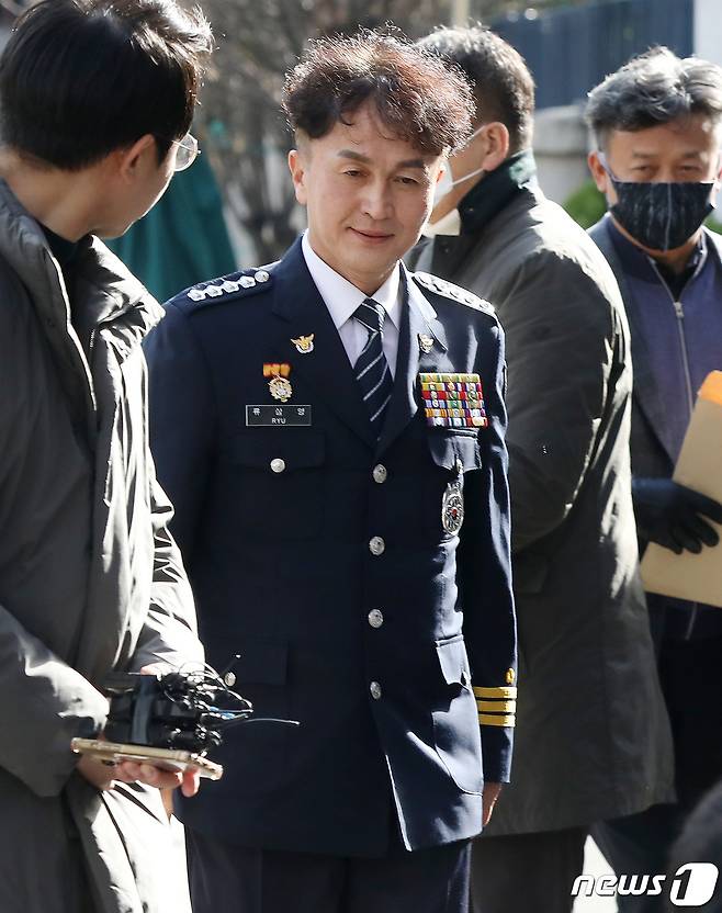 행정안전부 경찰국 신설에 반대하며 전국경찰서장(총경) 회의를 주도했던 류삼영 총경(전 울산중부경찰서장)이 8일 오후 서울 서대문구 경찰청에서 열린 징계위원회 출석에 앞서 기자회견 장소로 도착하고 있다. 2022.12.8/뉴스1 ⓒ News1 민경석 기자