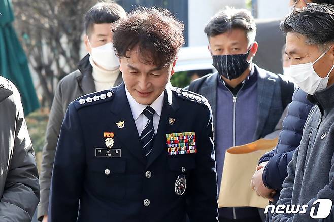 행정안전부 경찰국 신설에 반대하며 전국경찰서장(총경) 회의를 주도했던 류삼영 총경(전 울산중부경찰서장)이 8일 오후 서울 서대문구 경찰청에서 열린 징계위원회 출석에 앞서 기자회견 장소로 도착하고 있다. 2022.12.8/뉴스1 ⓒ News1 민경석 기자