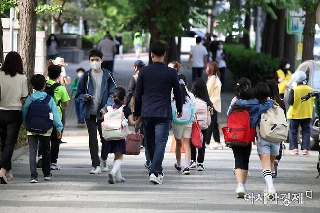 서울 시내 한 초등학교에서 학생들이 등교를 하고 있다. /문호남 기자 munonam@