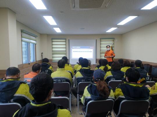 논산소방서가 연산면의용소방대를 대상으로 치매 노인 실종 수색을 위한 마을 수색대 교육을 진행하고 있다. 사진=논산소방서 제공