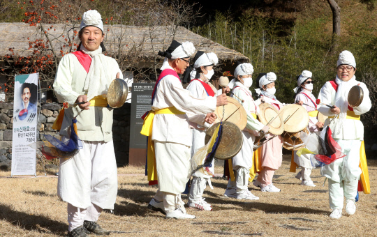 8일 대전 중구 단재 신채호 선생 생가지에서 열린 탄신 142주년 기념식에서 산성동 풍물단이 식전공연을 하고 있다.