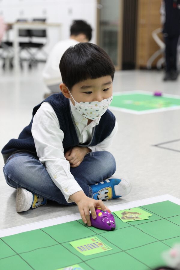 웹젠의 ‘Let’s Play코딩!’에 참여한 미취학 아동 임직원 자녀가 ‘로봇마우스’를 체험해 보고 있다.ⓒ웹젠