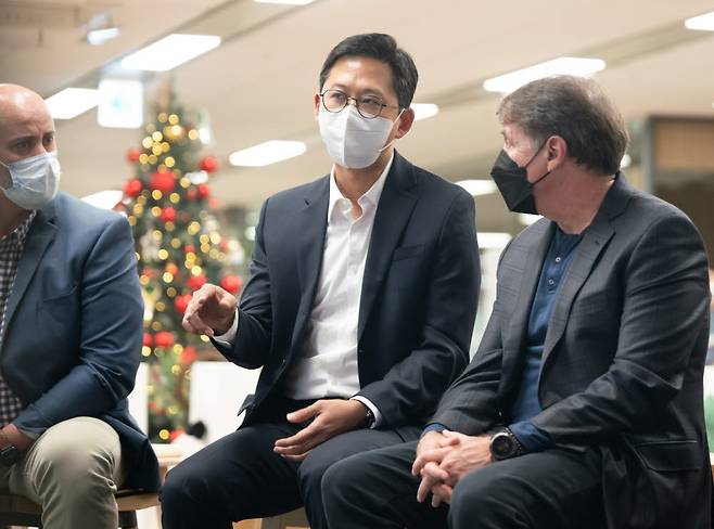배경훈 LG AI연구원장(가운데)이 LG AI연구원에 방문한 폴 헤네시 셔터스톡 CEO(오른쪽)와 이야기를 나누고 있는 모습. [자료:LG]