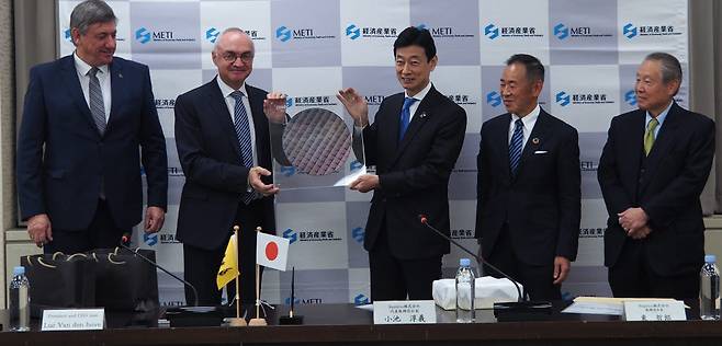 지난 6일 일본 래피더스와 벨기에 아이멕이 반도체 연구개발 업무 협력 각서를 교환했다. 루크 반 덴 호브 아멕 CEO(왼쪽 두번째)와 니시무라 야토시(왼쪽 세번째) 일본 경제산업상이 반도체 웨이퍼를 들고 기념촬영했다.