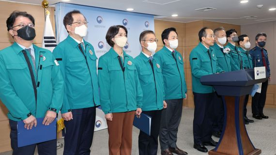 추경호 부총리 겸 기획재정부 장관이 8일 서울 종로구 정부서울청사 브리핑실에서 철강ㆍ석유화학 업무개시명령 발동에 대한 브리핑을 하고 있다. 이날 브리핑에는 원희룡 국토교통부 장관과 한동훈 법무부 장관, 이상민 행안부 장관, 이창양 산업통상자원부 장관, 이정식 고용노동부 장관, 이영 중소벤처기업부 장관, 조승환 해양수산부 장관, 윤희근 경찰청장이 참석했다. 사진=서동일 기자