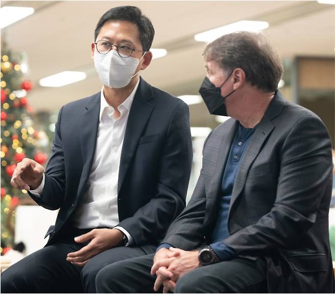 배경훈 LG AI연구원장(왼쪽)이 폴 헤네시 셔터스톡 CEO와 이야기를 나누고 있다. LG그룹 제공