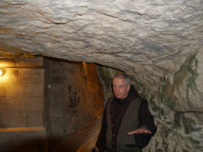 30년 만에 공개한 나사렛의 예수가 살던 집터 동굴을 설명하고 있는 성요셉 성당(성가정 성당) 조지 루이트 신부. 조현 종교전문기자