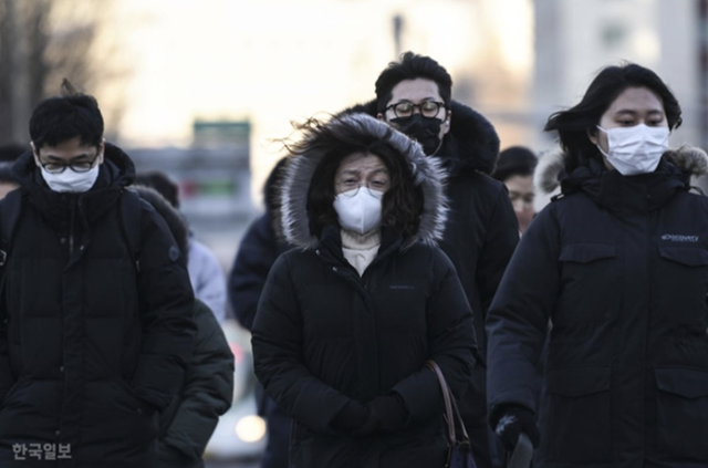 코로나 바이러스가 인류를 향한 공격에 나선 지 만 3년이 됐다. 마스크를 쓴 시민들이 거리를 걷고 있다. 한국일보 자료사진