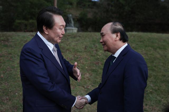 윤석열(왼쪽) 대통령과 응우옌 쑤언 푹 베트남 국가주석이 지난 6일 청와대 상춘재(常春齋)에서 열린 친교 차담에 앞서 악수를 나누며 대화하고 있다. 대통령실 제공