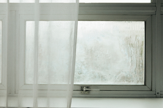 추운 날씨에 오랫동안 창문을 닫아 놓으면 실내 공기 질이 저하된다./사진=클립아트코리아
