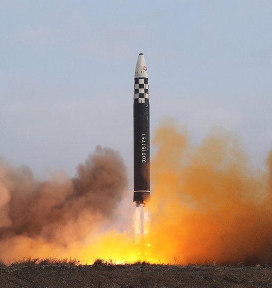 북한이 지난달 18일 시험발사한 ‘화성-17형’ 대륙간탄도미사일. 북한은 올해 역대 최대로 많은 탄도미사일 63발을 쐈다. [연합뉴스]