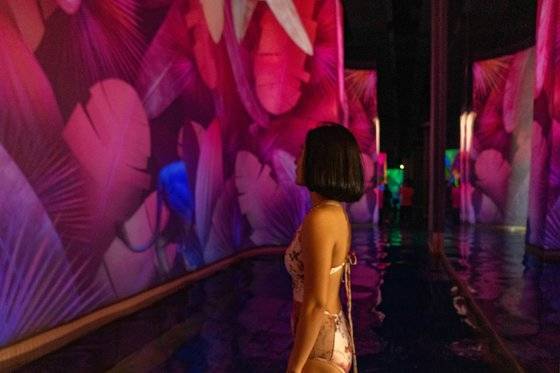 미디어 아트와 전면 거울이 마주 보고 있는 복도형 탕이 사진 잘나오는 명당 자리다.