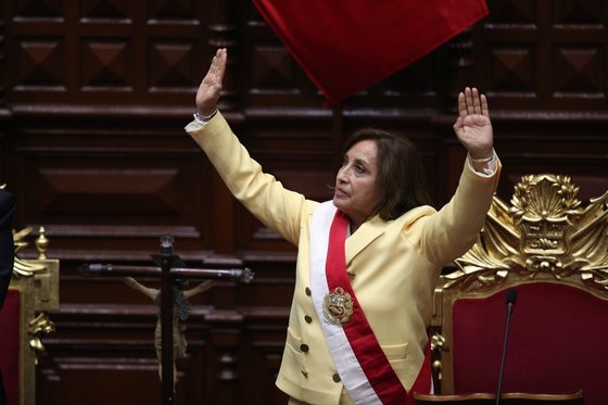 페루의 새 대통령으로 취임한 디나 볼루아르테. AP=연합뉴스