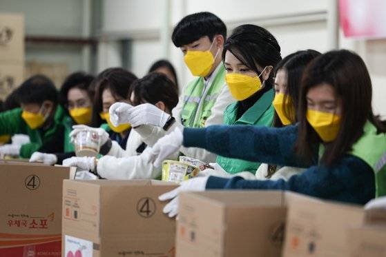 김건희 여사가 8일 부산 부산진구 새마을운동부산진구지회를 방문, 새마을지도자 및 대학생마을 동아리 회원들과 함께 쪽방촌에 전달할 생필품을 포장하고 있다. 사진 대통령실