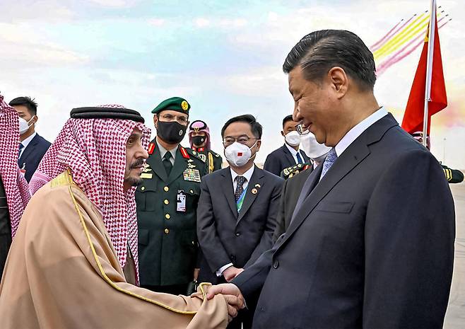 시진핑 중국 국가주석(오른쪽)이 7일(현지시간) 사우디아라비아 리야드 킹 칼리드 국제공항에서 리야드 주지사인 파이살 빈 반다르 알 사우드 왕자와 악수하고 있다. AFP연합뉴스
