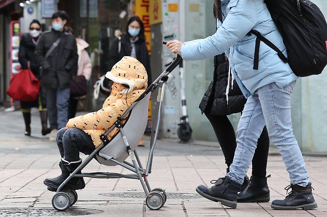 영하권 추위를 보였던 지난 4일 서울 명동 거리에서 시민들이 두꺼운 옷차림을 한 채 걸어가고 있다. 연합뉴스