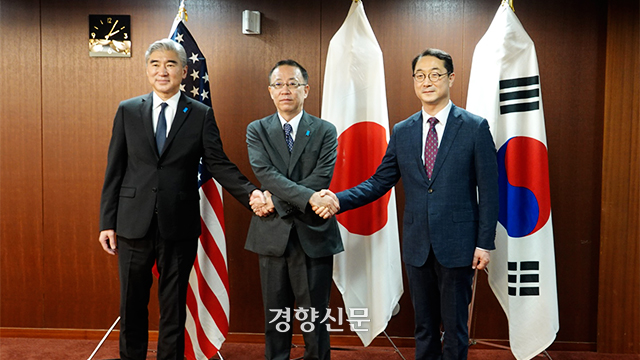 지난 9월 2일 도쿄에서 만난 한미일 북핵 수석대표들이 회의에 앞서 악수를 나누고 있다. 외교부 제공