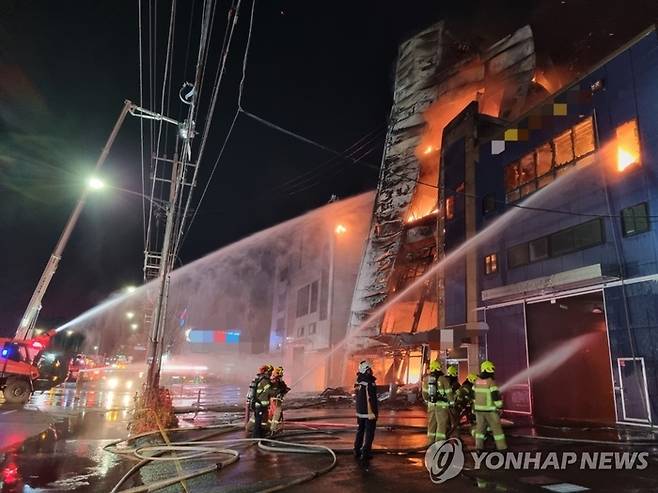 지난 7일 오후 7시 16분쯤 인천시 서구 석남동의 한 인쇄공장에서 큰 불이 나 소방당국이 경보령을 내리고 진화 작업을 벌이고 있다.