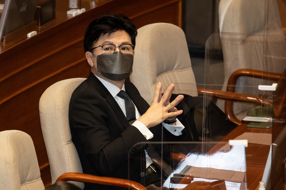 Justice Minister Han Dong-hoon looks around during a session of the National Assembly in Yeouido, western Seoul Thursday. [NEWS1]